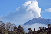 Núi lửa Turrialba ở Costa Rica vừa phun trào